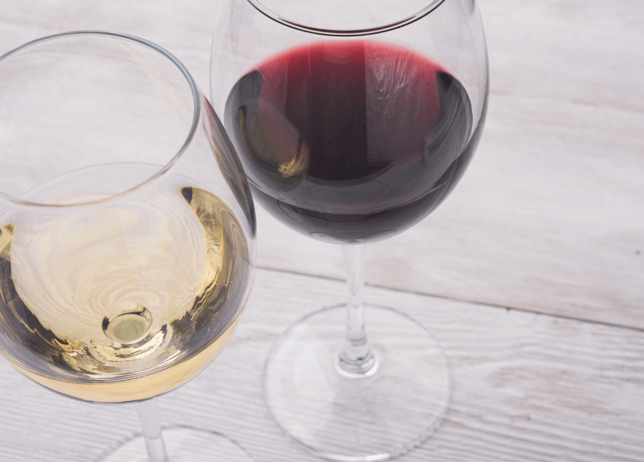 WHAT IS THE DIFFERENCE BETWEEN RED AND WHITE WINE